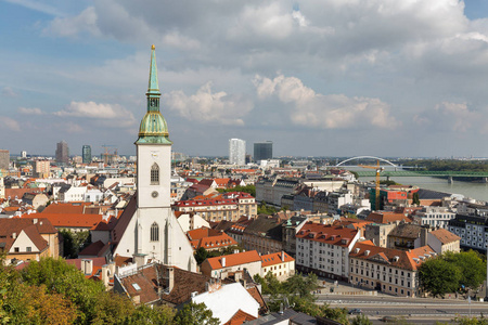 布拉迪斯拉发城市景观与 St. 马丁大教堂和多瑙河, 斯洛伐克
