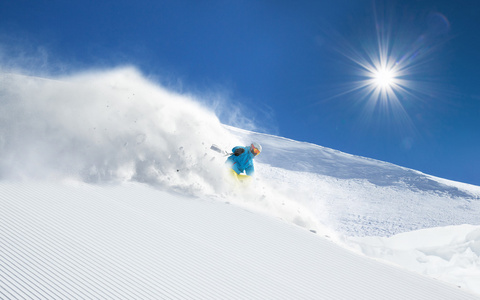 在高山滑雪下坡滑雪者