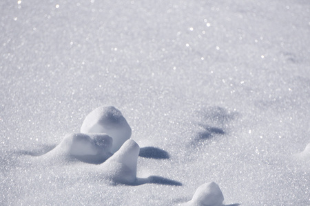 冬天的雪，一丛丛