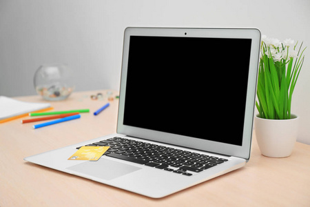 笔记本电脑和信用卡在桌上。网络购物理念