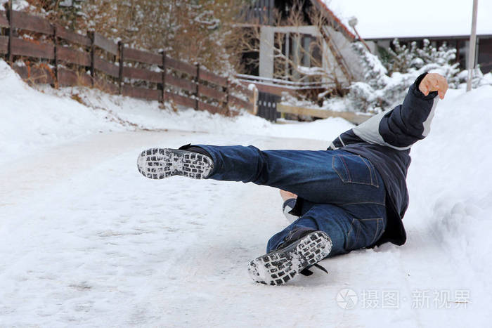 雪地滑倒图片图片