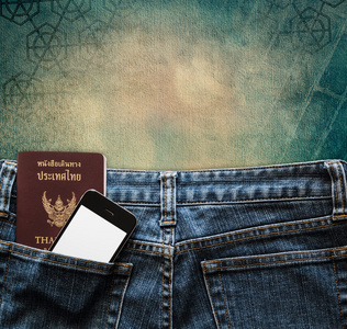 蓝色牛仔裤配手机及护照在口袋里的背景