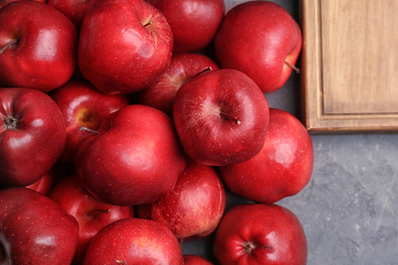 新鲜成熟的红苹果和木板在桌子上