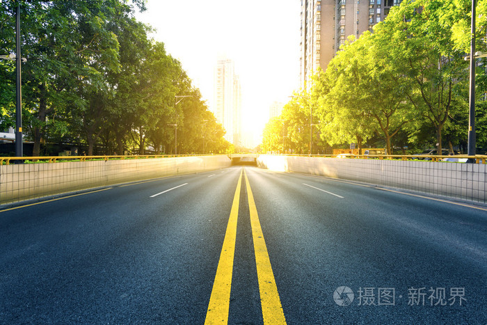 空的沥青路面在阳光下