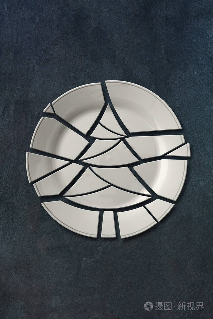 破的盘子藏在圣诞树上灰色的 sla 孤立的形状