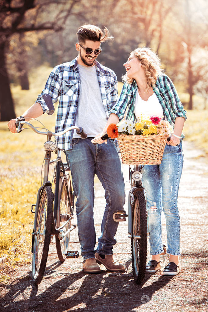恋爱中的男女青年与自行车同行