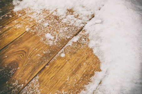 被雪覆盖着的木桌图片