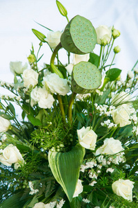 白玫瑰黄水仙绿叶和荷花的花束
