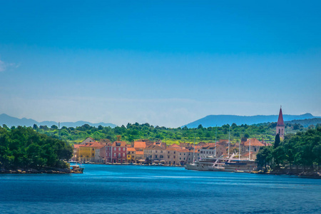 海滨景观在地中海城市 starigrad 在亚得里亚海 岛上的赫瓦尔风景
