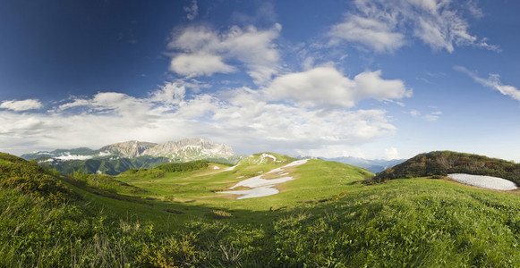 夏天雪山脉与大草谷全景图