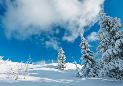 冬天山下雪的风景