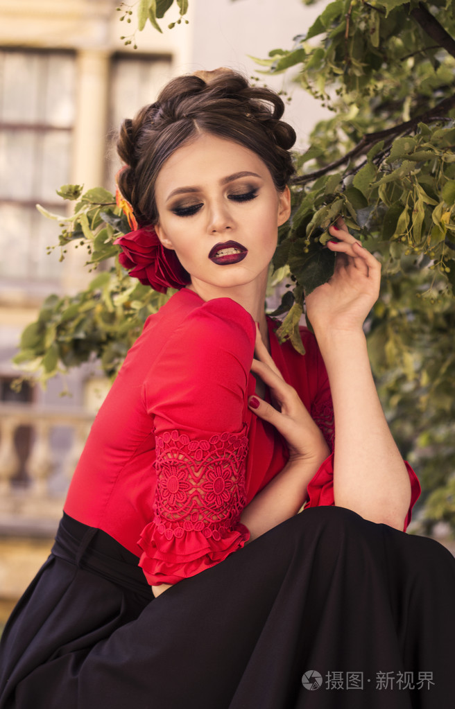 西班牙黑发红嘴唇女人玫瑰照片-正版商用图片0fihdv-摄图新视界