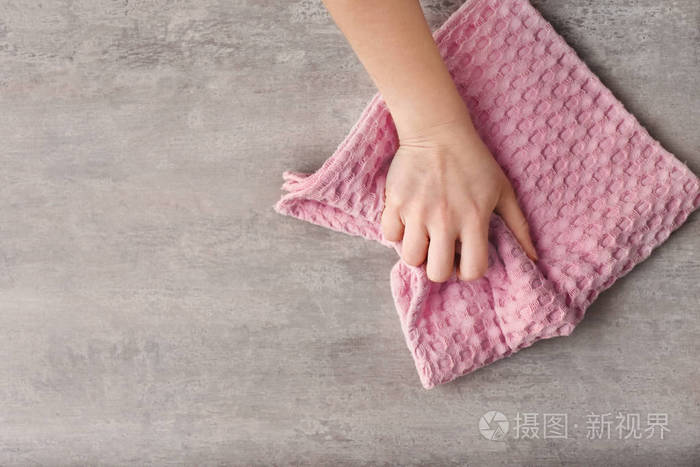 用厨房毛巾擦桌子的妇女