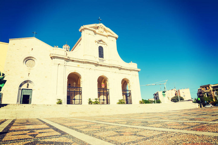 Bonaria 大教堂在卡利亚里在阳光明媚的一天