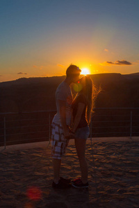 在日落时的格伦峡谷美丽的情侣在日落时接吻照片