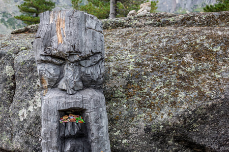 俄罗斯 Ergaki 国家公园斯拉夫神业的木制雕像