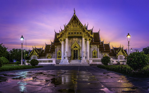 扫管笏 Benjamaborphit 大理石寺 在泰国曼谷市在黄昏时分雨后的思考