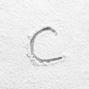 在面粉上写的字母 C