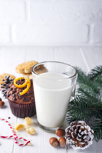 牛奶饼干和圣诞树