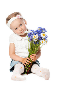 小女孩用束野花