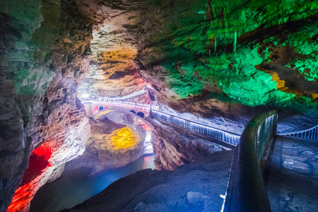 中国石笋的美丽洞穴