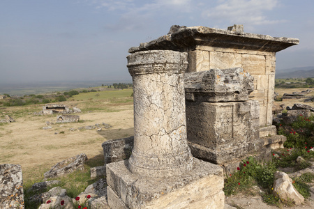 赫拉，土耳其。隐窝在废墟的古代墓地和石棺