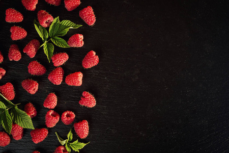 增长树莓，树莓背景特写照片，高分辨率产品，美味的第一类有机水果，覆盆子作为背景