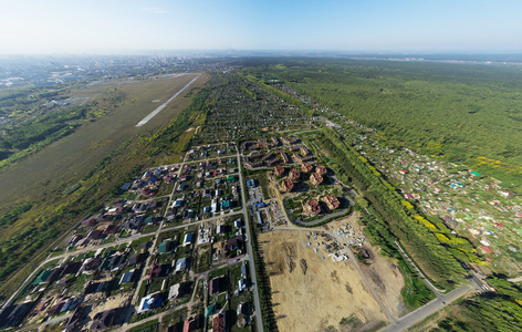 空中城市视图与十字路口 道路 房屋 建筑物 公园 停车场 桥梁