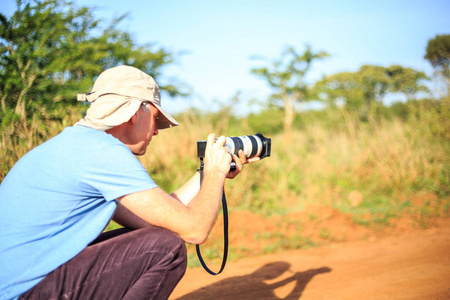 专业摄影师拍照在大草原上