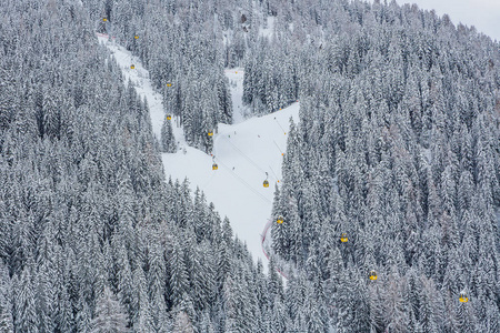 深森林滑雪跑道与滑雪升降机。美丽的山风景与阿尔卑斯