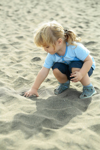 可爱的小宝贝男孩玩沙子