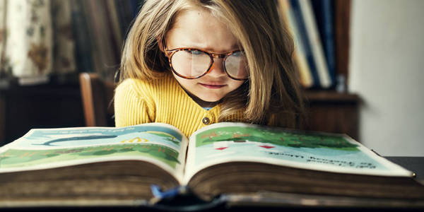 可爱女孩读的书图片