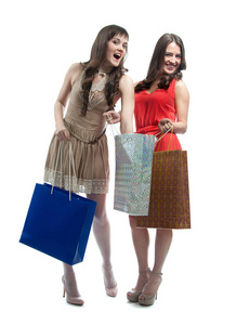 两个迷人的女孩，与购物袋