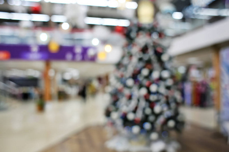 在购物中心的圣诞树的模糊的看法。装箱日概念