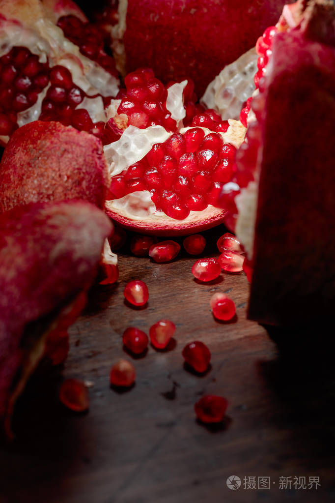 石榴木桌子上