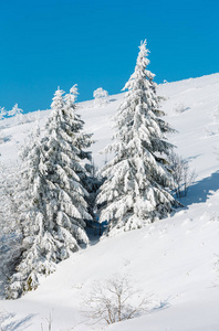 冬天山下雪的风景