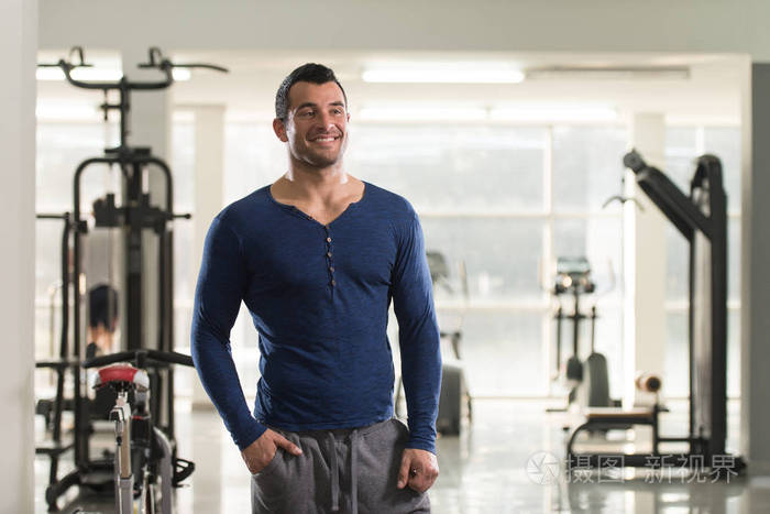 肌肉男在蓝色 t 恤的肖像