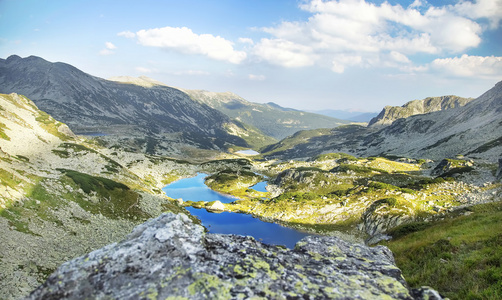 美丽的高山湖泊景观在喀尔巴阡山