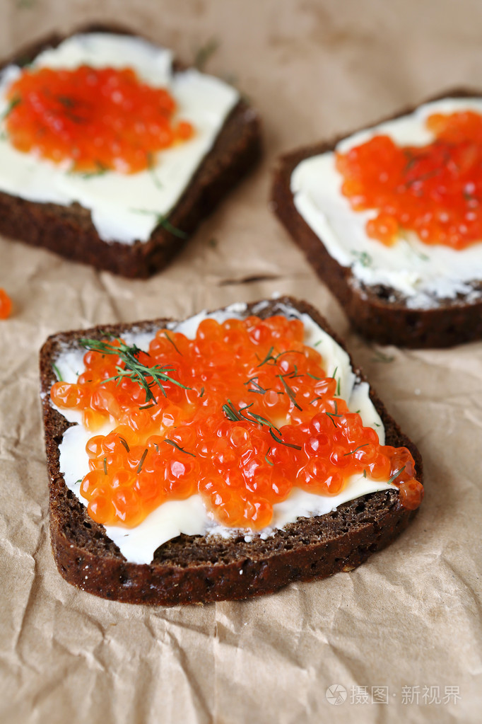 三片面包夹黄油和鱼子酱