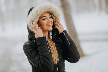 在一个下雪的冬日, 漂亮的黑发女人带着头巾