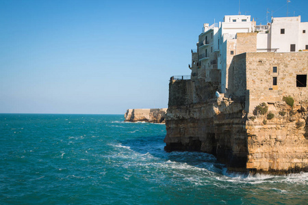 Polignano 悬崖上美丽的石头镇