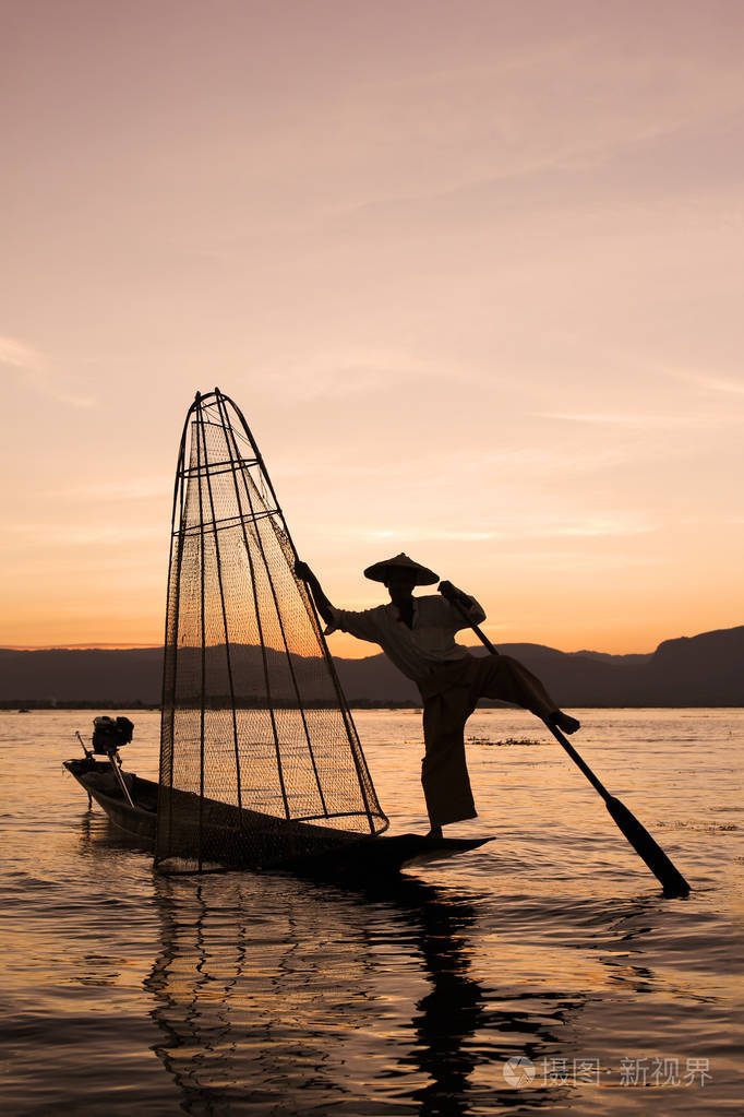 茵莱湖上的渔民使用传统划船腿法
