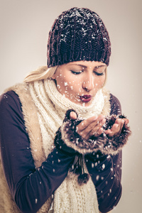 可爱的小女孩吹雪花图片