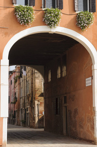 狭窄的街道，在威尼斯，威尼托，意大利，欧洲