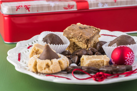 自制巧克力糖果和饼干圣诞派对桌
