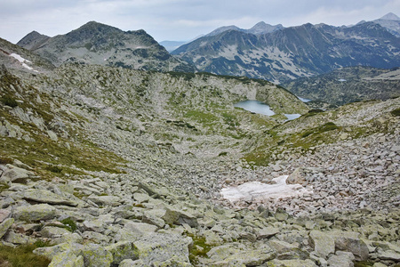 从 Dzhangal 的峰值，皮林山 Valyavishki 湖泊风景美不胜收