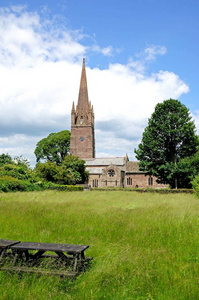 圣彼得和圣保罗教堂看到穿过田野，Weobley，英国