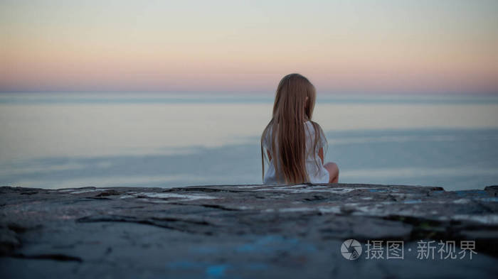 女孩在悬崖边的绝望图图片