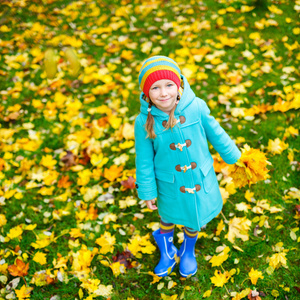 小女孩在户外在秋季的一天