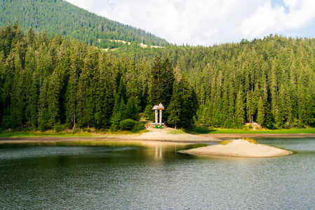 喀尔巴阡山脉 Synevir 湖景观